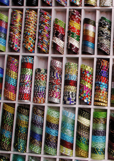 Etalage de bracelets en Inde